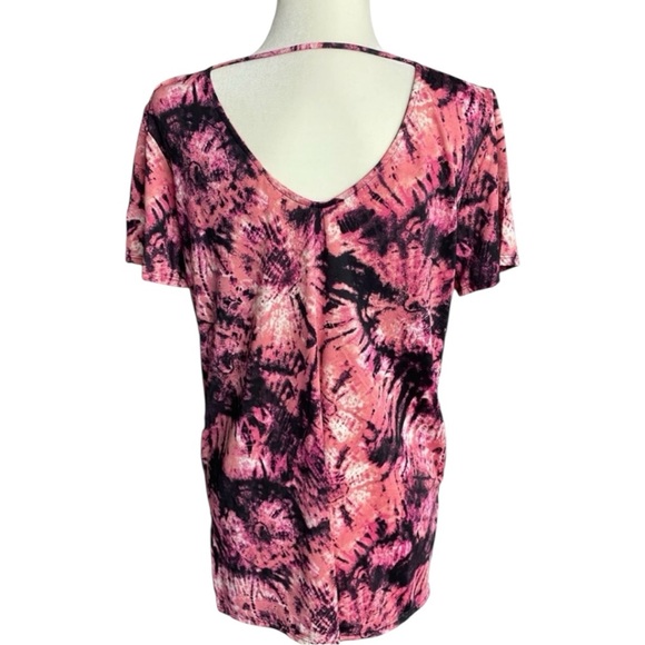 Tie Dye Print Short Sleeve High-Low Cage Detail Open V-Shaped Back Top - Picture 4 of 6